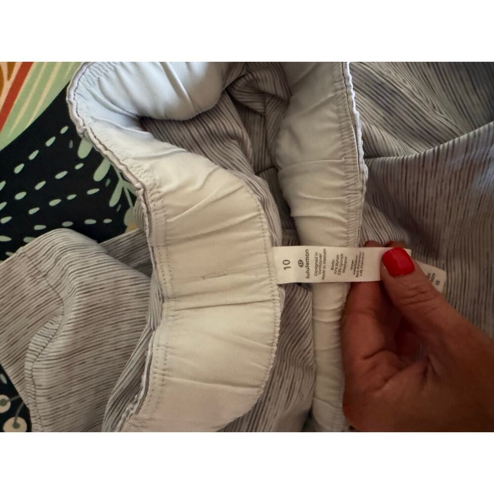 Lululemon on the fly shorts sz 10 - Picture 4 of 4
